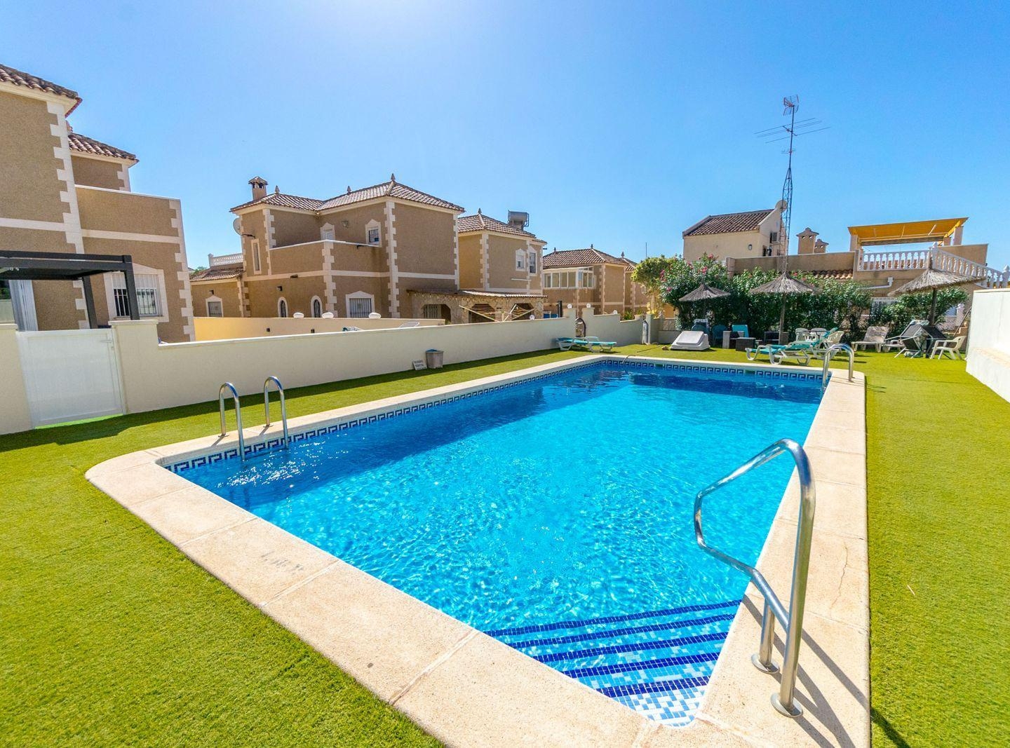 3 Bedroom 2 Bathroom Casa in Orihuela Costa