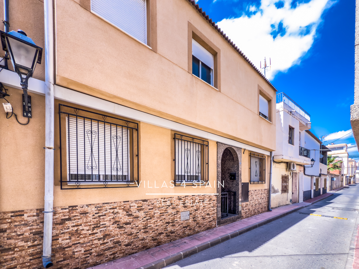 8 Bed 4 Bath Townhouse in Fortuna For Sale