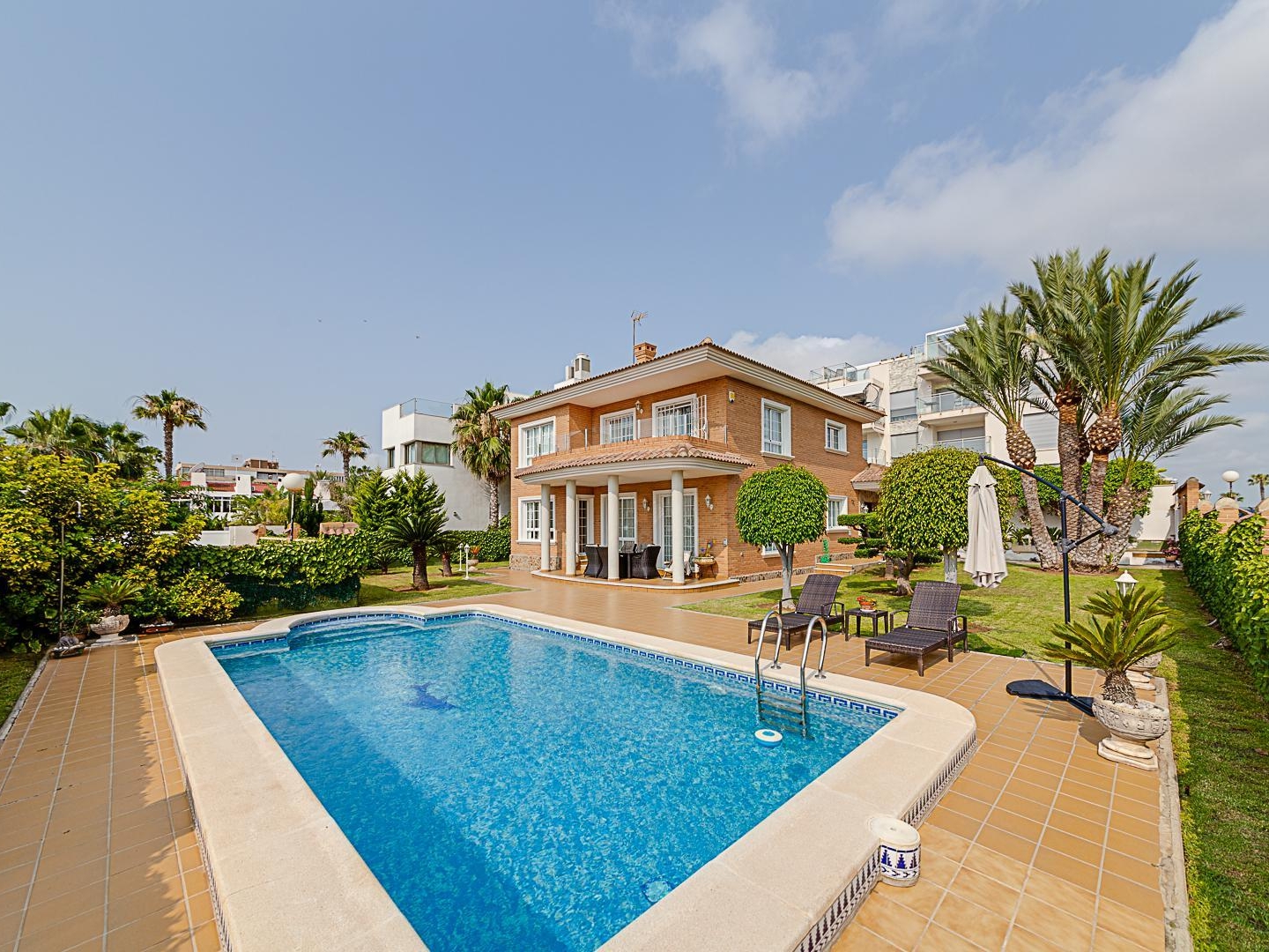 5 Bedroom 3 Bathroom Chalet in Torrevieja