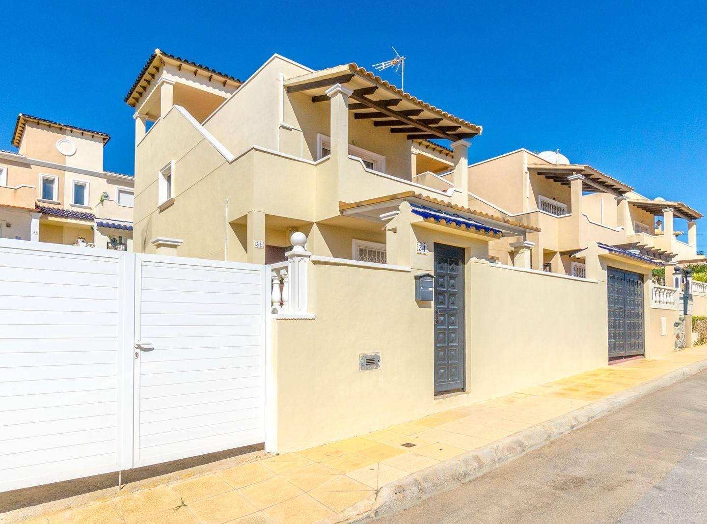 3 Bedroom 2 Bathroom Casa in Orihuela Costa