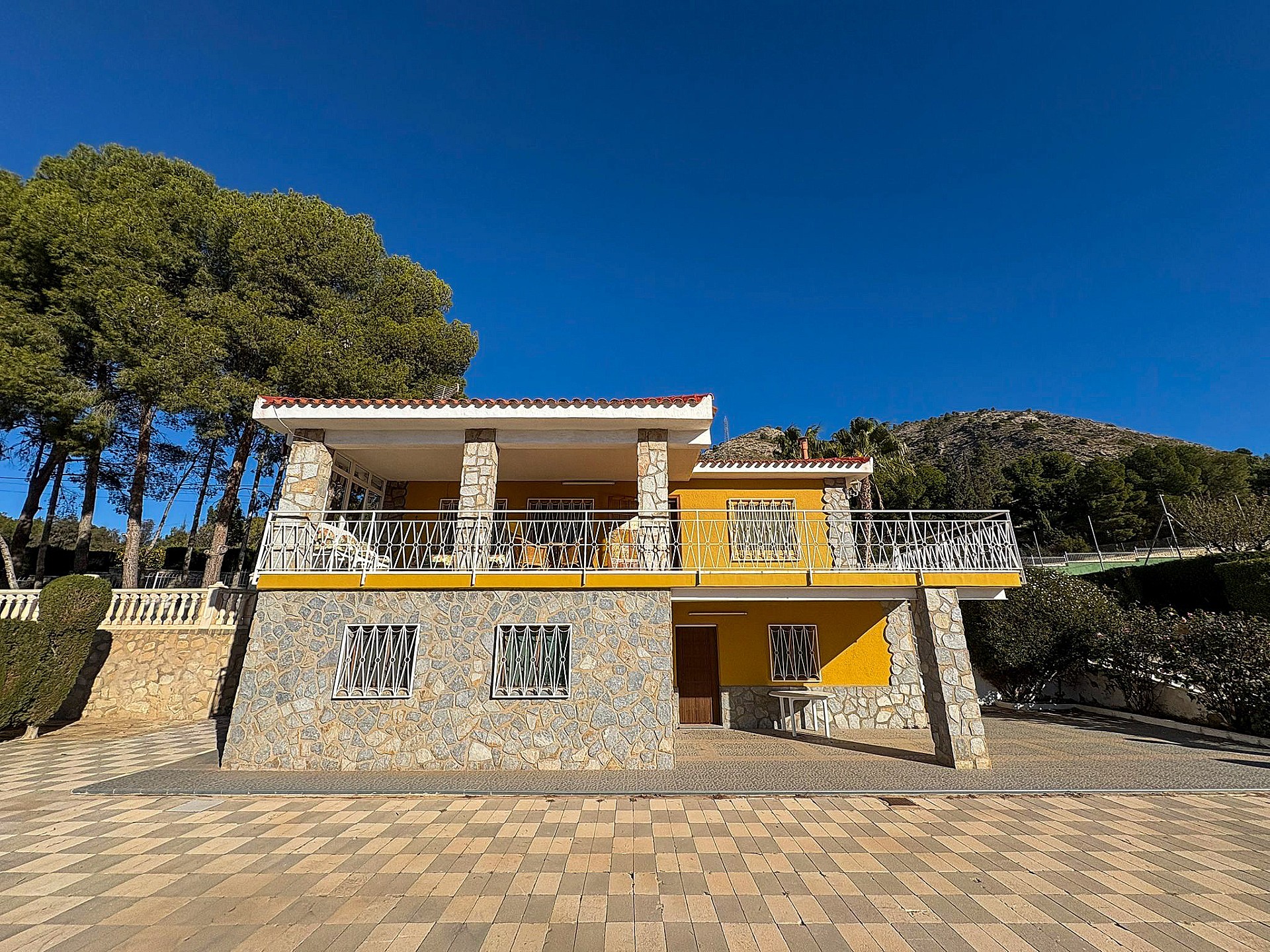 Resale - 4 Bedroom 2 Bathroom Villa in Petrer - - Alicante Resale - 4 Bedroom 2 Bathroom Villa in Petrer - - Alicante