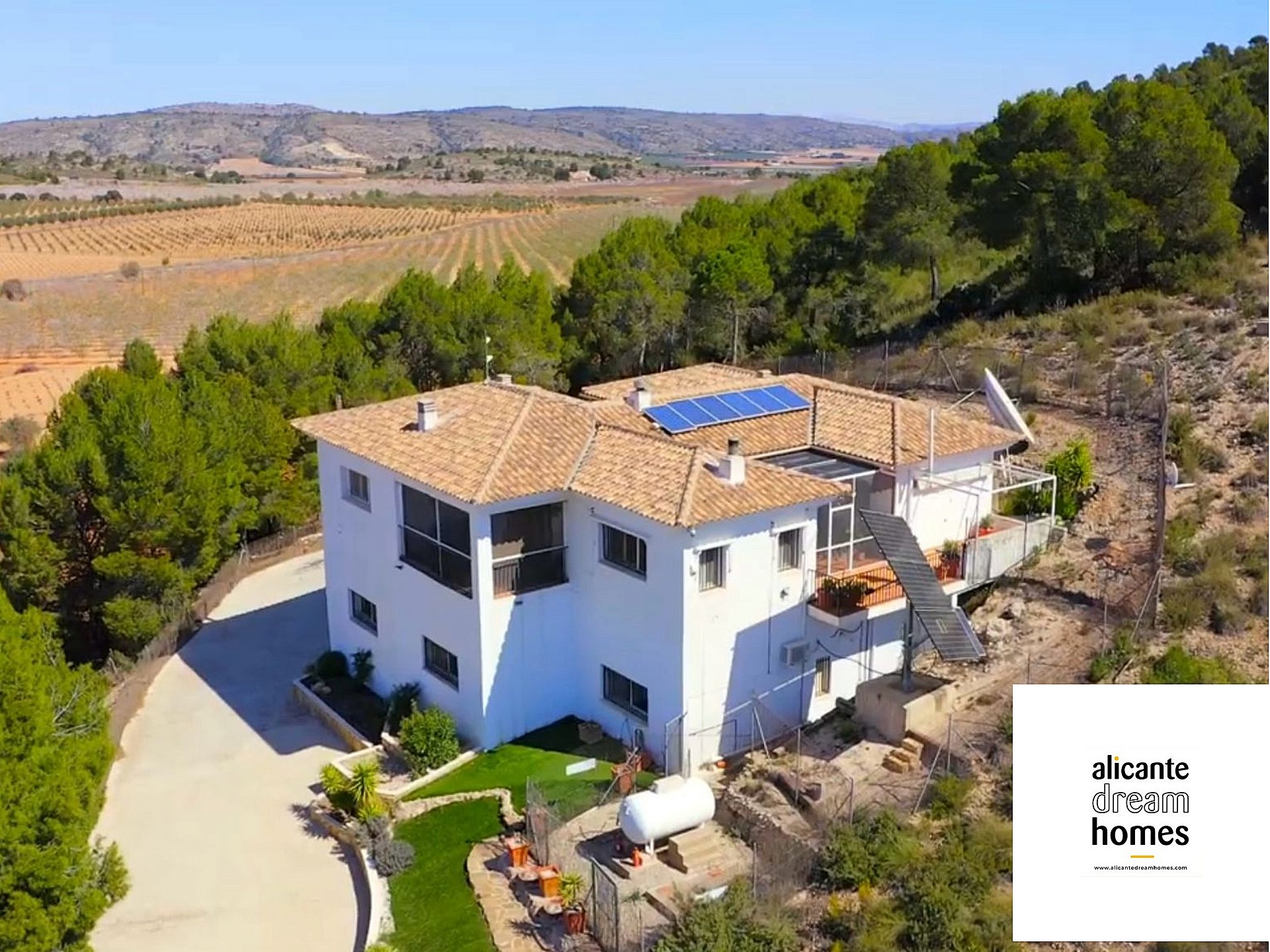 Resale - 4 Bedroom 4 Bathroom Villa in Villena - - Alicante Resale - 4 Bedroom 4 Bathroom Villa in Villena - - Alicante