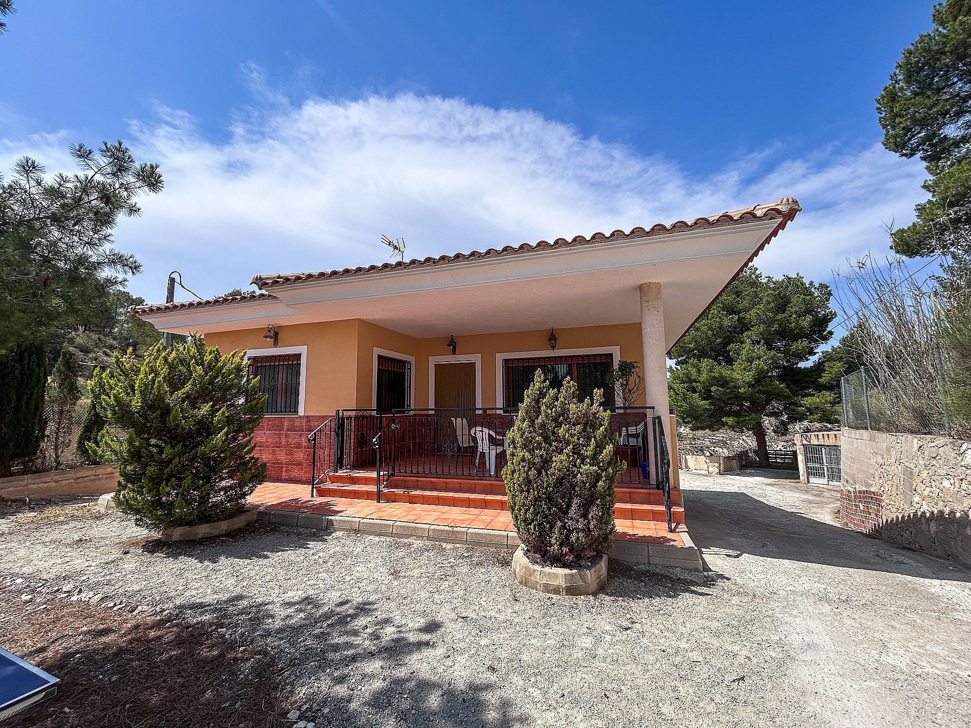 Resale - 3 Bedroom 2 Bathroom Country house in Petrer - - Alicante Resale - 3 Bedroom 2 Bathroom Country house in Petrer - - Alicante