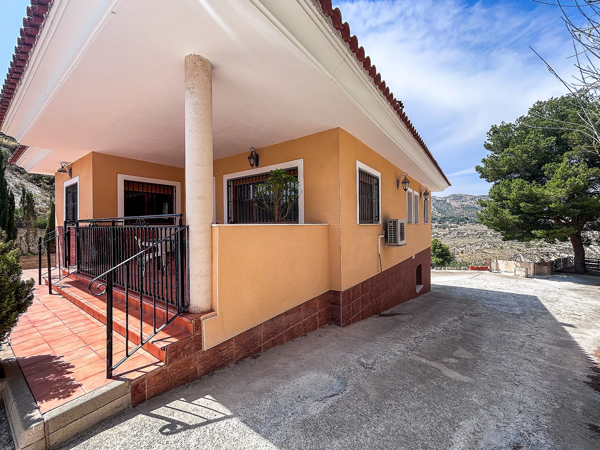 Resale - 3 Bedroom 2 Bathroom Country house in Petrer - - Alicante Resale - 3 Bedroom 2 Bathroom Country house in Petrer - - Alicante